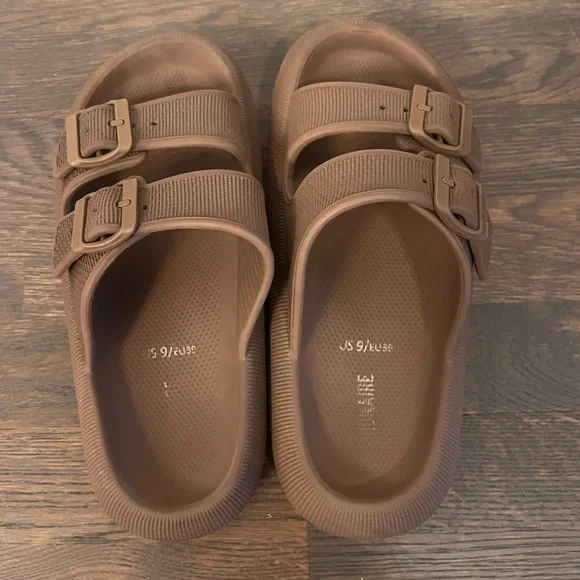 CUSHIONAIRE Brown Foam Sandals Women Size 9 - Picture 2 of 4